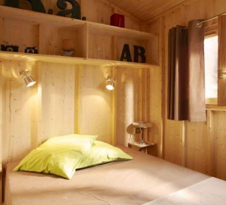 Une chambre avec lit double