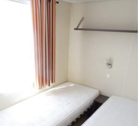 Une chambre avec 2 lits simples