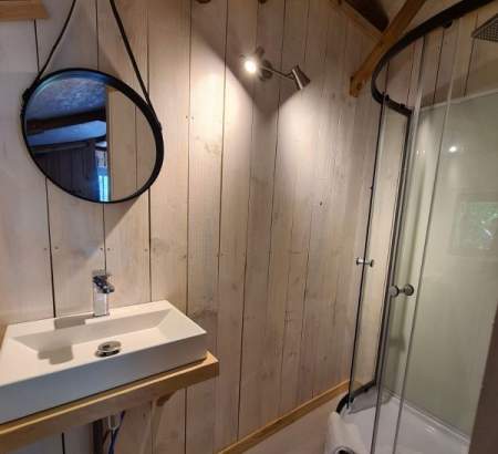 L'espace salle de bain de la Love cabane, serviettes et tapis de bains inclus dans la location