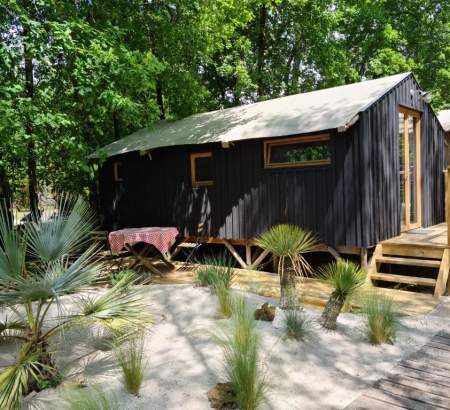 Vue extérieure d'une Love Cabane avec sa terrasse