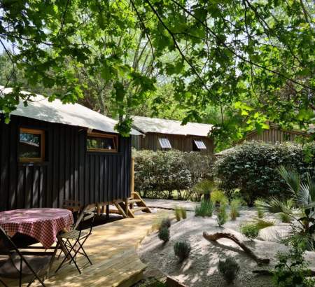 Vue extérieure d'une Love Cabane avec sa terrasse