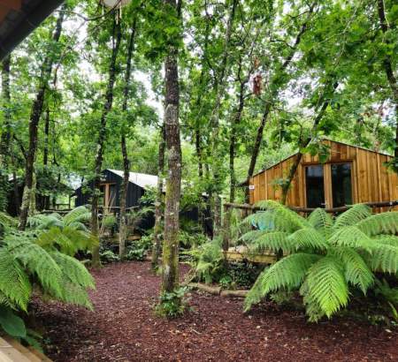 Différentes Love Cabanes situées au fond du camping au calme et ombragé