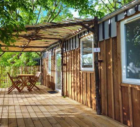 Une agréable terrasse pour des moments de reconnexion en famille au camping aux couleurs du Ferret